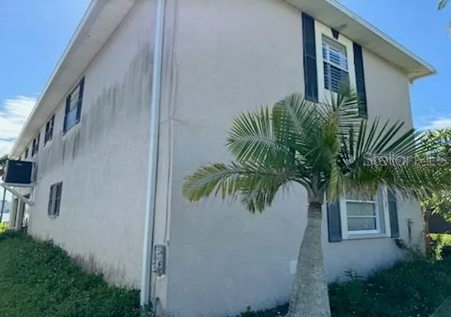 Photo 4 of Sale Pending at 15529 Redington Dr, Redington Beach, FL 33708 | MLS# U8248092 | Listing updated on 2026-09-27