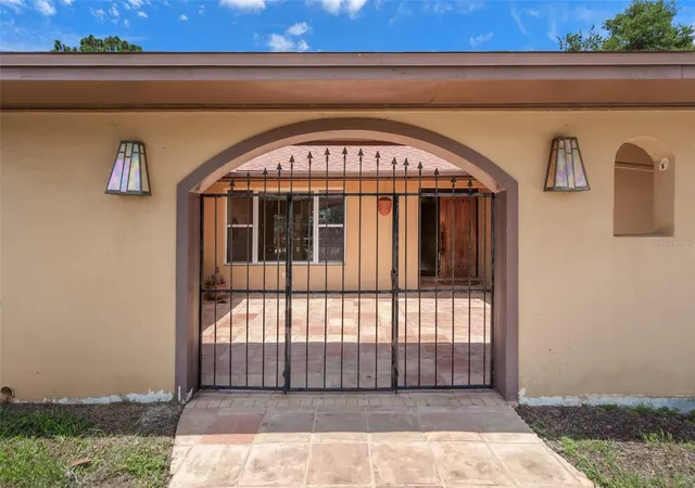 2nd image of 25 N Country Club Dr, Crystal River, FL 34429 | MLS# OM682591