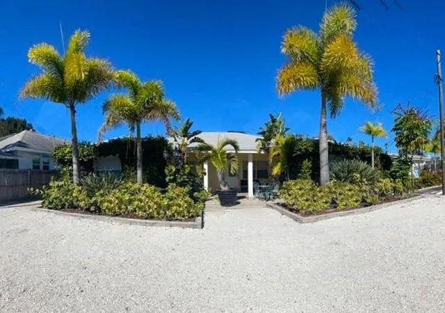 2nd image of 42 Somerset St, Clearwater Beach, FL 33767 | MLS# U8255576