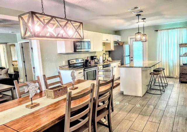 4th image of 42 Somerset St, Clearwater Beach, FL 33767 | MLS# U8255576