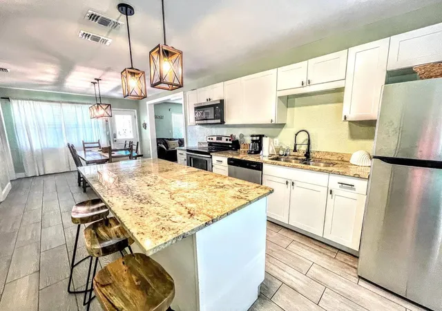 5th image of 42 Somerset St, Clearwater Beach, FL 33767 | MLS# U8255576