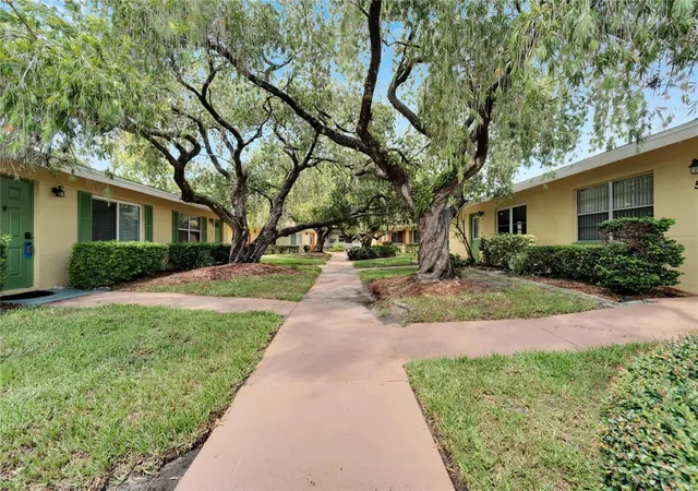 3rd image of 401 Dorchester Pl, SUN CITY CENTER, FL 33573