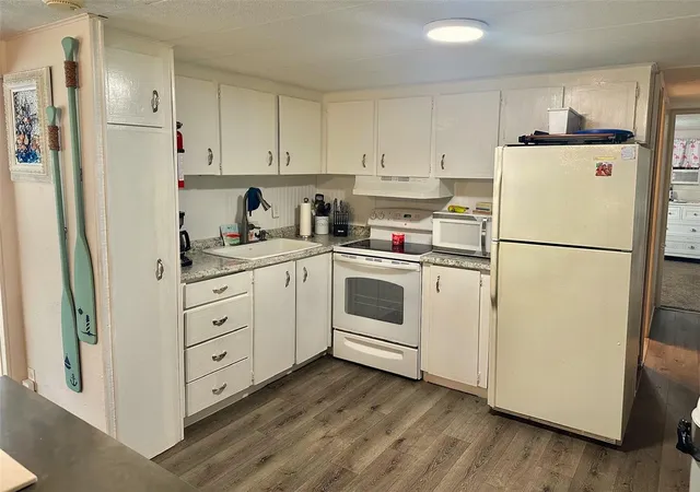 Photo 4 of Manufactured home for sale at 11157 102nd Way #213, Largo, FL 33773 | MLS# TB8310043 | Listing updated on 2026-09-22