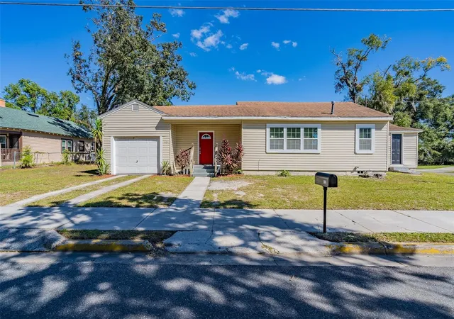 Photo 1 of Single family home for sale at 112 S Moss St, Leesburg, FL 34748 | MLS# O6249821 | Listing updated on 2026-10-22