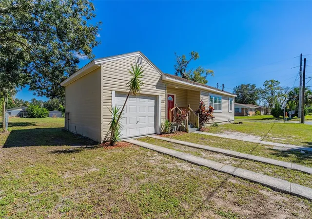 Photo 2 of Single family home for sale at 112 S Moss St, Leesburg, FL 34748 | MLS# O6249821 | Listing updated on 2026-10-22