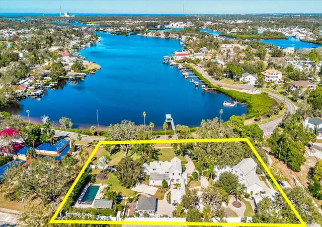2nd image of 518 Riverside Dr, Tarpon Springs, FL 34689 | MLS# TB8319572