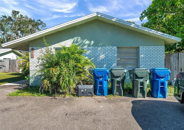 2nd image of 1005 Lake Palms Dr, Largo, FL 33771 | MLS# TB8324881