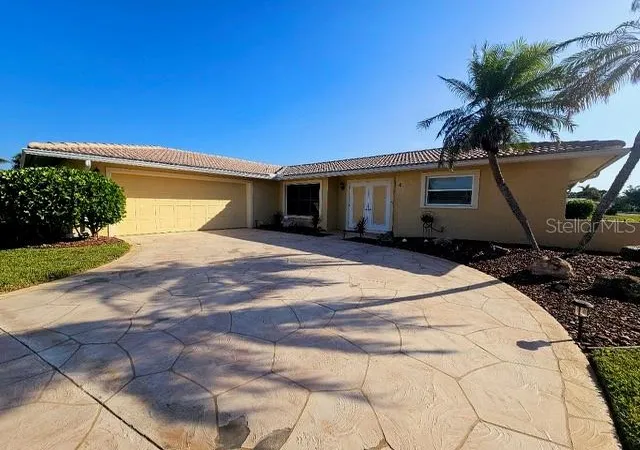 2nd image of 4 Windsor Dr, Englewood, FL 34223 | MLS# N6135900