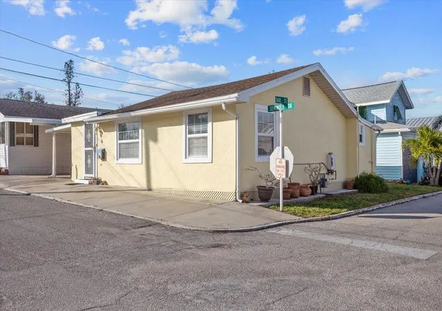 Photo 3 of Single family home for sale at 6 Seminole Dr, Bradenton, FL 34208 | MLS# A4633111 | Listing updated on 2026-08-18