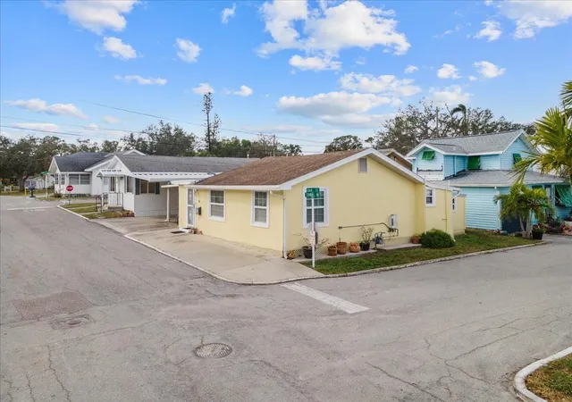 Photo 3 of Single family home for sale at 6 Seminole Dr, Bradenton, FL 34208 | MLS# A4633111 | Listing updated on 2026-08-18