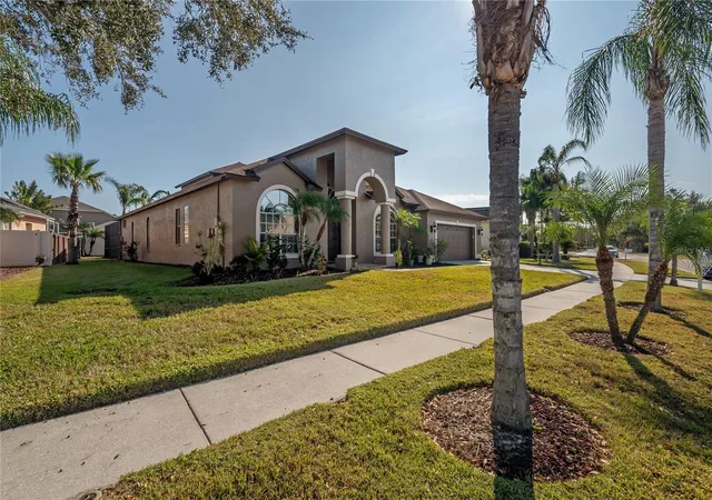 3rd image of 10126 Londonshire Ln, Tampa, FL 33647 | MLS# TB8337151