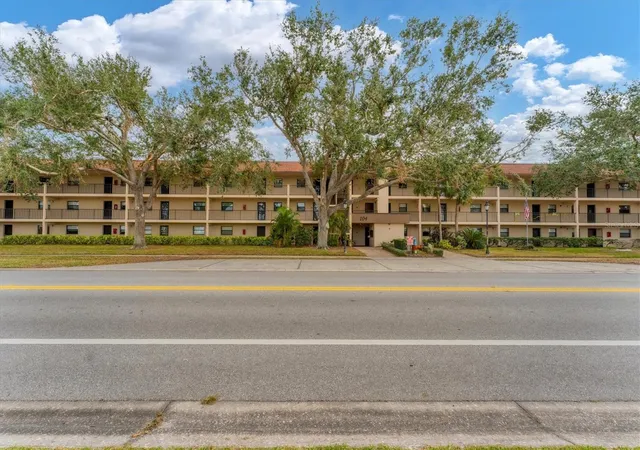 3rd image of 104 Capri Isles Blvd #112, Venice, FL 34292 | MLS# A4636378