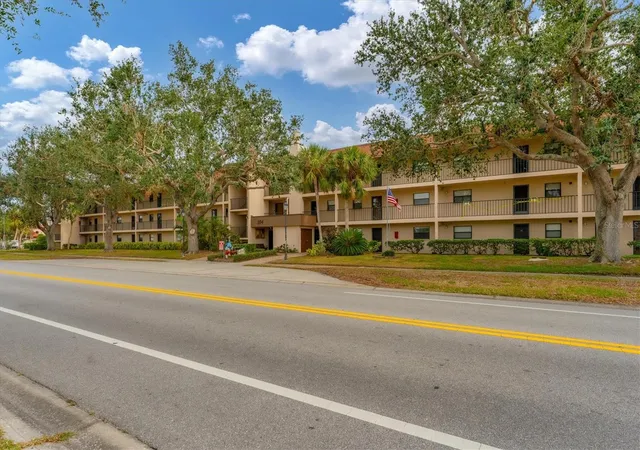 4th image of 104 Capri Isles Blvd #112, Venice, FL 34292 | MLS# A4636378