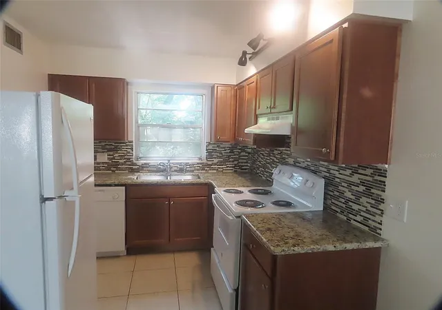 Listing Photo 4 - Condo for sale in building located at 1307 Cook St, DELAND, FL 32724