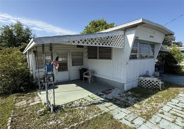 Photo 3 of Manufactured home for sale at 37402 Hammond Dr, Zephyrhills, FL 33541 | MLS# TB8341971 | Listing updated on 2026-08-26