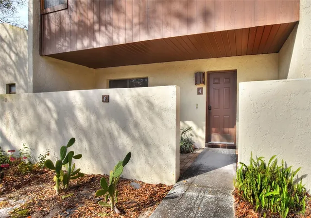 Photo 3 of Townhouse for sale at 1880 N Crystal Lake Dr #4, Lakeland, FL 33801 | MLS# L4950740 | Listing updated on 2026-08-25