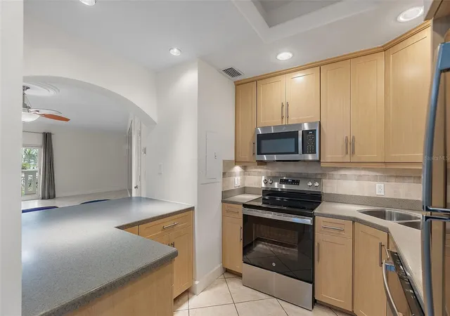 4th image of 1200 N Shore Dr Ne, St. Petersburg, FL 33701
