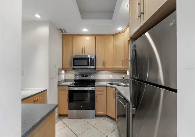 5th image of 1200 N Shore Dr Ne, St. Petersburg, FL 33701