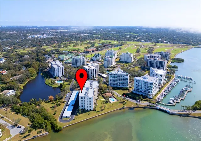 2nd image of 100 Oakmont Ln, BELLEAIR, FL 33756