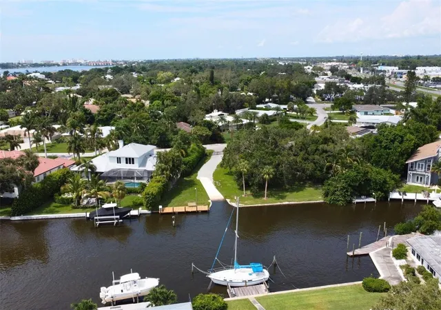 Photo 3 of House for sale at 1860 Southpointe Dr, Sarasota, FL 34231 | MLS# A4643081 | Listing updated on 2026-08-31