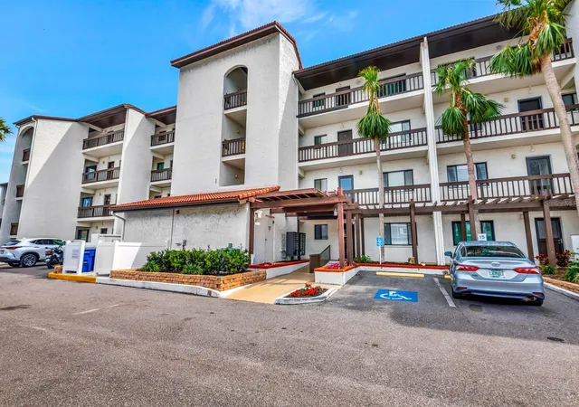 Listing Photo 4 - Condo for sale in building located at 1602 Stickney Pt Rd, Sarasota, FL 34231 - Unit #404