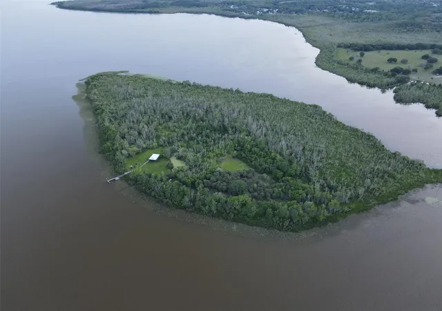 Single family home for sale at 6001 Bird Island Dr, LADY LAKE, FL 32159 | MLS# G5094242