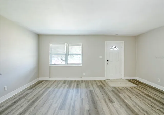 Photo 4 of Sale Pending at 5210 Grandview Dr, Orlando, FL 32808 | MLS# O6290359 | Listing updated on 2026-10-02