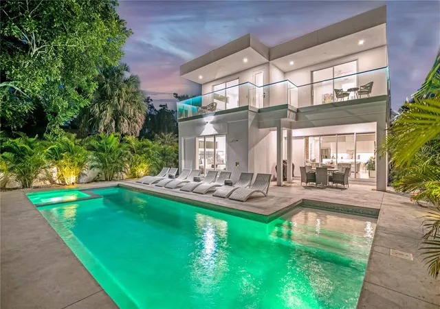 3rd image of 2327 Hillview St, Sarasota, FL 34239 | MLS# A4644963