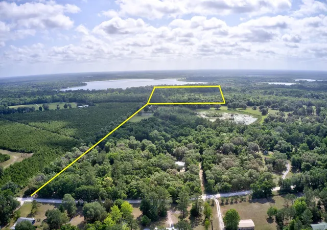 3rd image of 8903 Se 225Th Dr, Hawthorne, FL 32640 | MLS# GC529258