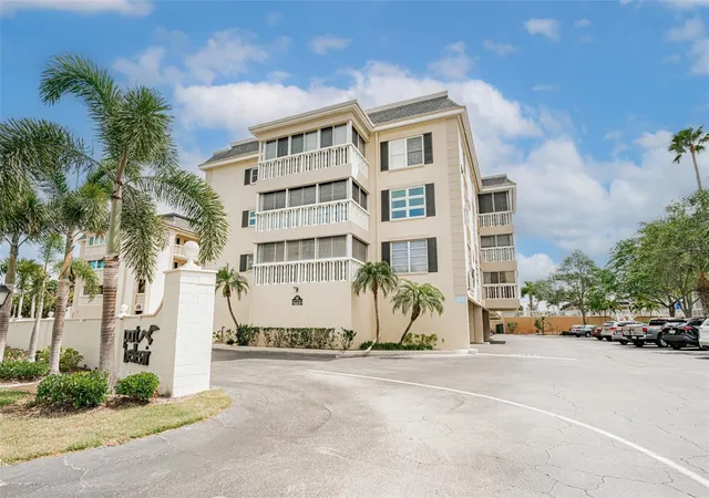 Homes for sale in Belleair Bluffs, FL | 147 Bluff View Drive, Belleair Bluffs, FL 33770 | Houzeo
