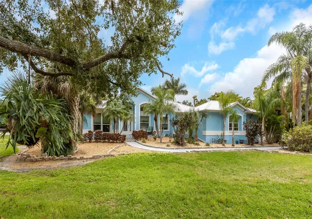 Photo 3 of Single family home for sale at 424 Is Cay Way, Apollo Beach, FL 33572 | MLS# TB8370062 | Listing updated on 2026-04-01