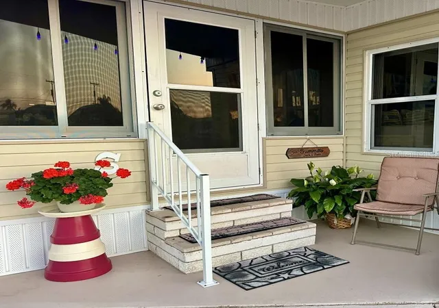 2nd image of 2094 Detroiter St, Sarasota, FL 34231 | MLS# A4647704