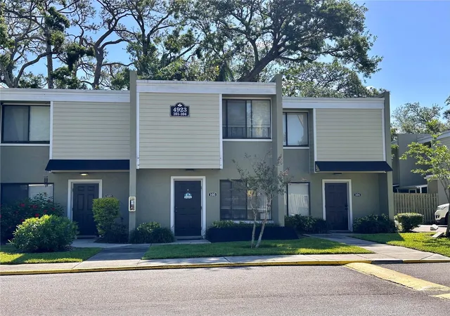Listing Photo 1 - Condo for sale in building located at 4923 25th St W, BRADENTON, FL 34207 - Unit #104