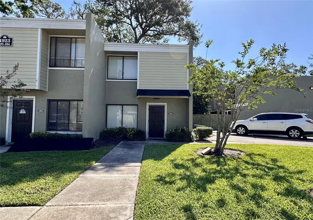 Listing Photo 2 - Condo for sale in building located at 4923 25th St W, BRADENTON, FL 34207 - Unit #104