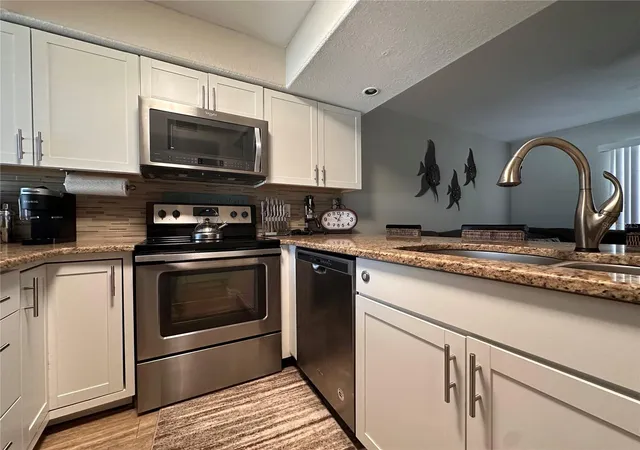 Listing Photo 4 - Condo for sale in building located at 4923 25th St W, BRADENTON, FL 34207 - Unit #104