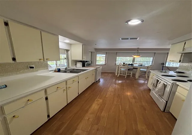 5th image of 4411 Dolphin Ln, Palmetto, FL 34221 | MLS# A4650694