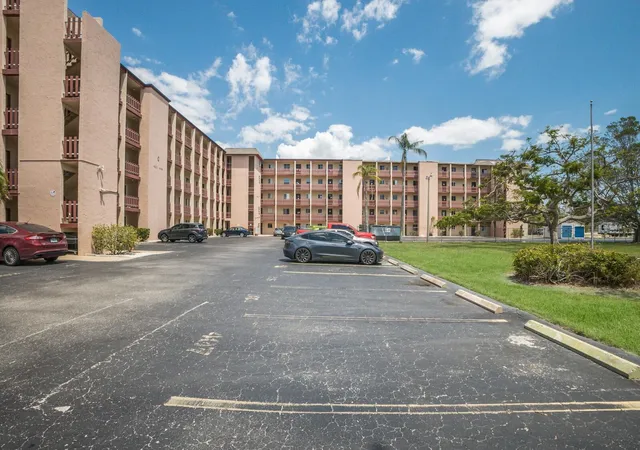 Photo 2 of Condo for sale at 4015 Lake Bayshore Dr #108, Bradenton, FL 34205 | MLS# A4651331 | Listing updated on 2026-08-31