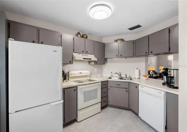 Listing Photo 5 - Condo for sale in building located at 8703 Bardmoor Blvd, Seminole, FL 33777 - Unit #305