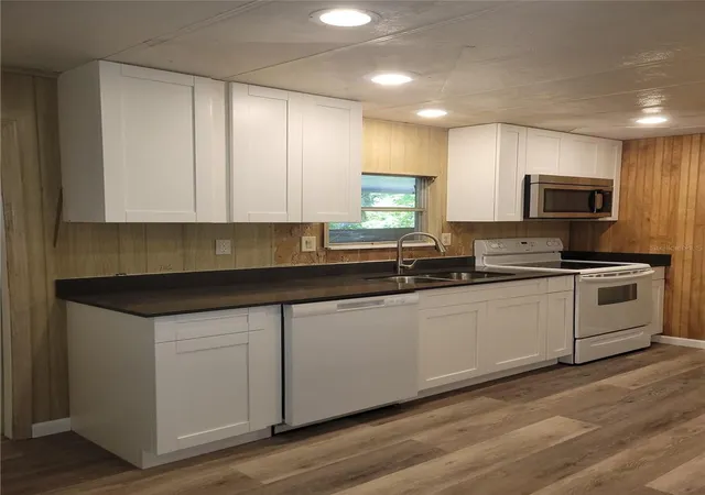 Photo 3 of Manufactured home for sale at 1715 Indian Trl, Leesburg, FL 34748 | MLS# S5127065 | Listing updated on 2026-08-31