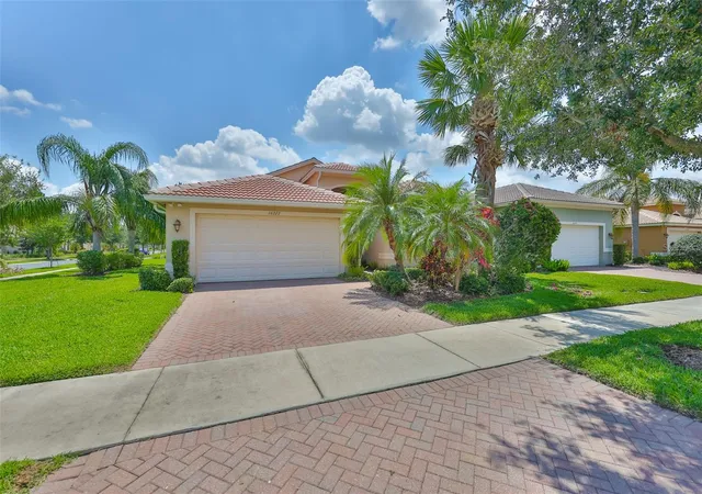 3rd image of 16227 Cape Coral Dr, Wimauma, FL 33598 | MLS# TB8389033