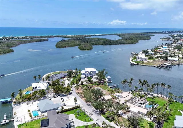 5th image of 565 Green Dolphin Dr S, Placida, FL 33946 | MLS# D6142467