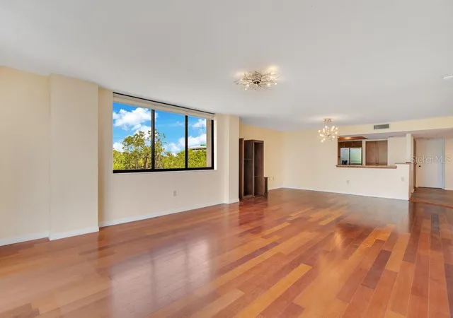 Photo 3 of Condo for sale at 530 E Central Blvd #406, Orlando, FL 32801 | MLS# O6311779 | Listing updated on 2026-09-17