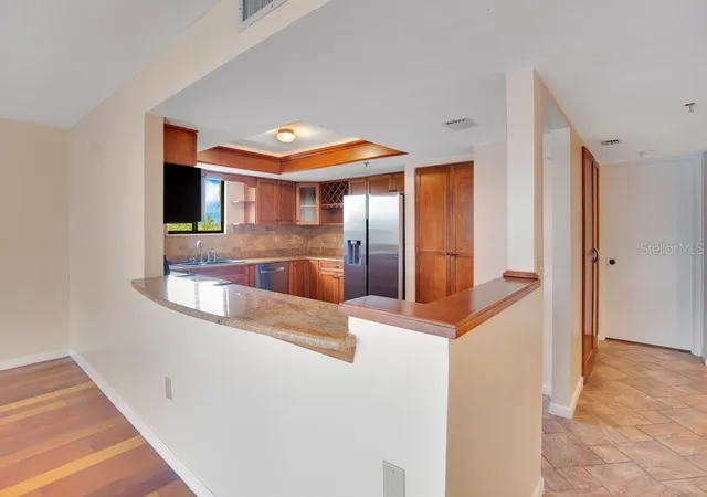 Photo 3 of Condo for sale at 530 E Central Blvd #406, Orlando, FL 32801 | MLS# O6311779 | Listing updated on 2026-09-17