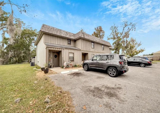 Photo 3 of Sale Pending at 2826 Northeast 7th St, Ocala, FL 34470 | MLS# O6312714 | Listing updated on 2026-04-25