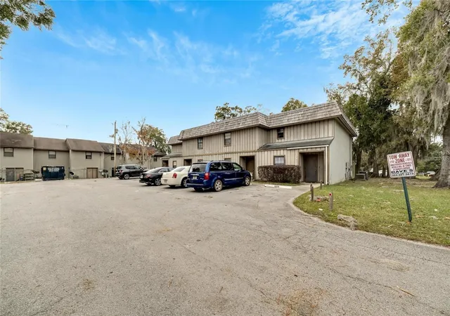 Photo 4 of Sale Pending at 2826 Northeast 7th St, Ocala, FL 34470 | MLS# O6312714 | Listing updated on 2026-04-25