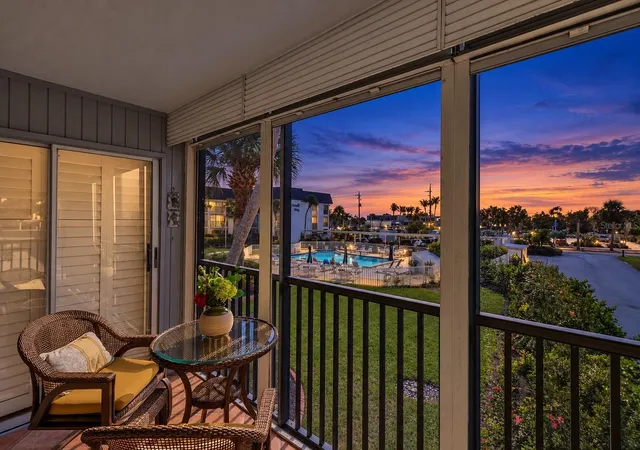 Listing Photo 4 - Condo for sale in building located at 5600 Bch Wy Dr, Sarasota, FL 34242 - Unit #201