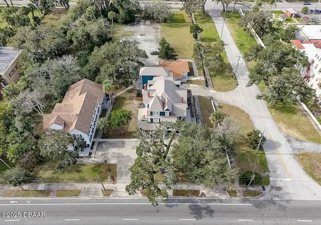 Photo 4 of Multi family home for sale at 404 S Ridgewood Ave, Daytona Beach, FL 32114 | MLS# V4943079 | Listing updated on 2026-10-07