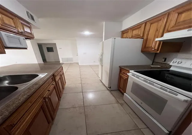 3rd image of 226 Thorn Tree Pl #226, Brandon, FL 33510 | MLS# TB8394352