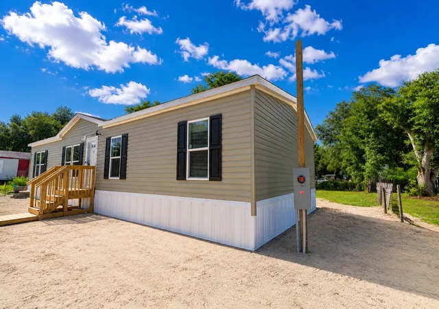 Photo 3 of Manufactured home for sale at 11307 NW 19th Lane, Ocala, FL 34482 | MLS# S5128597 | Listing updated on 2026-08-31