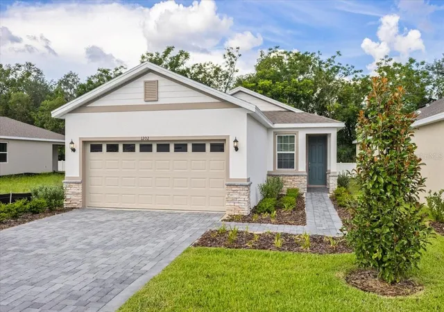 Homes for sale in Fruitland Park, FL | 1202 Atlantic Ave, Fruitland Park, FL 34731 | MLS# O6317178